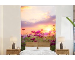 Behang - Fotobehang Zonsondergang - Bloemen - Roze - Natuur - Groen - Breedte 200 cm x hoogte 300 cm