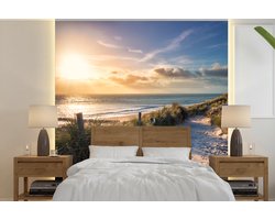 Behang - Fotobehang Zonsondergang - Strand - Duin - Gras - Bank - Breedte 220 cm x hoogte 220 cm