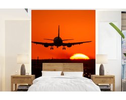 Behang - Fotobehang Zonsondergang - Vliegtuig - Oranje - Zon - Breedte 190 cm x hoogte 260 cm