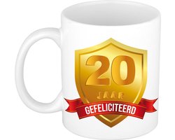 Bellatio Decorations Leeftijd cadeau koffiemok - 20 jaar - Gefeliciteerd - Gouden schild en wimpel - jubileum - verjaardag - beker - 300 ml - wit