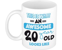 Bellatio Decorations Verjaardag cadeau mok 20 jaar - blauw - grappige tekst - 300 ml - keramiek