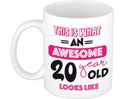 Bellatio Decorations Verjaardag cadeau mok 20 jaar - roze - grappige tekst - 300 ml - keramiek