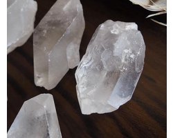 Bergkristal ruwe punt edelsteen Kracht & Energie ±4cm in linnen kado zakje