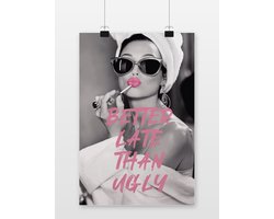 Better Late than Ugly Poster - Quote Posters - Mode - Humor - Tekst - Wanddecoratie Slaapkamer - 180 gram papier - L6432AZ - Formaat 70 x 100cm