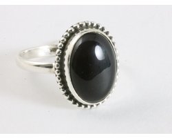 Bewerkte ovale zilveren ring met onyx - maat 20