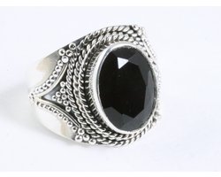 Bewerkte zilveren ring met gefacetteerde onyx - maat 20