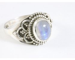 Bewerkte zilveren ring met regenboog maansteen - maat 20