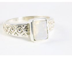 Bewerkte zilveren ring met regenboog maansteen - maat 20