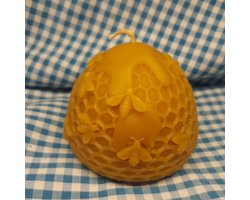 Bijenwas kaars, ronde bijenkorf met honing en bijen