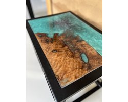 bijzet tafel eikenhout in epoxy met zwart stalen gecoat frame