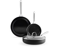BK Magma Aluminium Pannenset – 3-Delig – Koekenpan Ø20 en Ø28cm - Hapjespan Ø28cm 3.6L - PFAS-vrij - Inductie - Vaatwasserbestendig - Snelle Opwarming – RVS Handgrepen – Ovenbestendig tot 250°C – Zwart - met deksel