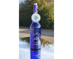 Blauwe glazen fles met gravering - Abundance - Blue Bottle Love - Helende functie - Water reinigen - Symbool geeft kracht - blauwe fles - 1 liter karaf - graveren - uniek cadeau - symbool - blauw glas - zandstralen - verjaardagscadeau