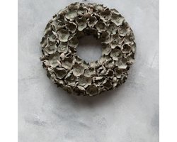 BLOEM Krans Coco FLOWER - Grijs Wash 40cm - Grey Wash - Woonaccessoire - Woonaccessoires - Luxe - Sfeer - Christmas - Decoratief - Deco - Interieur - Landelijk - Industrieel - Chique - Grijs kleurig - Kerstkrans - Sfeervol - Kerstmis Decoratie