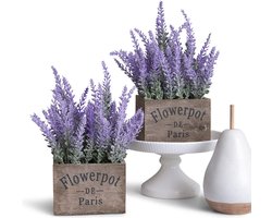 Bloempot,boerderijdecor bestaat uit rustieke paarse