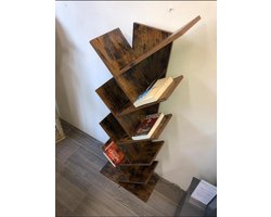 Boekenkast met schuine planken