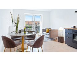 Bojan eethoek , 1 eetkamertafel en 4 eetkamerstoelen, marmor look en grijs.