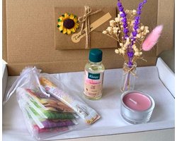 Brievenbuscadeau vrouw verjaardag – Verwenpakket met bloemen + vaasje, geurkaarsje, thee, honing en Kneipp massageolie – Cadeau per post – Persoonlijk kaartje