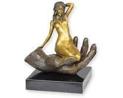 Bronzen beeld - Naakte vrouw in een hand - erotische sculptuur - 22,5 cm hoog