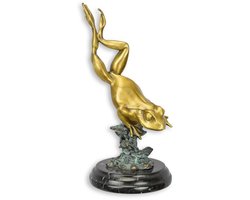 Bronzen beeld springende kikker op marmeren voet – decoratief dierenbeeldje – realistisch kikker sculptuur voor woon- en tuindecoratie – uniek kunstwerk brons met marmer