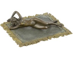 Bronzen sculptuur liggende vrouw - Beeldhouwwerk decoratie - vrouwelijk naakt op tapijt - bronskleurig - klassiek en tijdloos - tafel of bureau ornament - 18 x 14,7 x 4,1 cm / bronskleurig