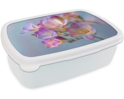 Broodtrommel Wit - Lunchbox Bloemen - Paars - Overloop - Meeldraden - Brooddoos 18x12x6 cm - Brood lunch box - Broodtrommels voor kinderen en volwassenen