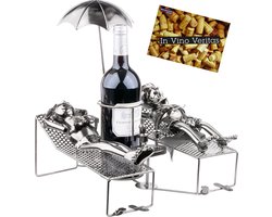 BRUBAKER wijnfles houder geliefden op vakantie - metalen sculptuur fleshouder liggend paar onder parasol - zilveren metalen beeldje fleshouder wijncadeau voor vakantiegangers met wenskaart - Wijnrek
