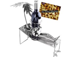 BRUBAKER Wijnfleshouder Vrouw op Vakantie - Metalen Sculptuur Flessenrek met Palmboom en Ligstoel - Wijn geschenk met Wenskaart - Wijnrek