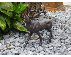 Bruin geverfd hert gemaakt van gietijzer, sculptuur als een geschenk, voor richels en planken
