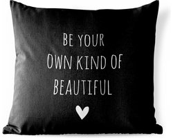 Buitenkussen - Engelse quote "Be your own kind of beautiful" met een hartje tegen een zwarte achtergrond - 45x45 cm - Weerbestendig