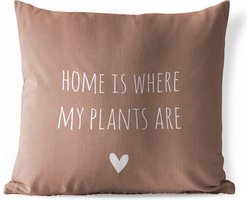 Buitenkussen - Engelse quote "Home is where my plants are" met een hartje tegen een bruine achtergrond - 45x45 cm - Weerbestendig