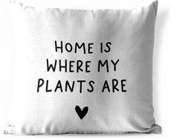 Buitenkussen - Engelse quote "Home is where my plants are" met een hartje tegen een witte achtergrond - 45x45 cm - Weerbestendig