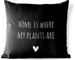 Buitenkussen - Engelse quote "Home is where my plants are" met een hartje tegen een zwarte achtergrond - 45x45 cm - Weerbestendig