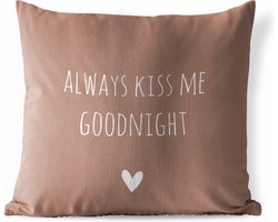 Buitenkussen Weerbestendig - Engelse quote "Always kiss me goodnight" met een hartje op een bruine achtergrond - 50x50 cm