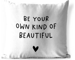 Buitenkussen Weerbestendig - Engelse quote "Be your own kind of beautiful" met een hartje op een witte achtergrond - 50x50 cm