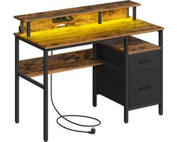 Bureau – Gamingbureau met LED-verlichting en stekkerdoos, computerbureau met monitorstandaard, tafel met opbergruimte, 2 stoffen lades, 2 USB-poorten, voor bureau, rustiek bruin