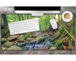 Bureau onderlegger - Groen Bos met Stromend Beekje omringd door Stenen - 80x40 cm - 2 mm Dik - Bureau mat Vinyl