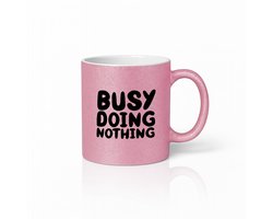 “Busy Doing Nothing” Roze Mok – Grappige Minimalistische Quote Beker – 330 ml Roze Koffiemok Cadeau