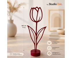by Studio Dot. - Tulp Decoratie - Bloem Beeldje - Minimalistisch - 18,5 cm - Woonaccessoire - Interieuraccessoire - Cadeau - Bedankje - Inclusief Standaard - Bordeaux Rood
