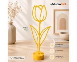 by Studio Dot. - Tulp Decoratie - Bloem Beeldje - Minimalistisch - 18,5 cm - Woonaccessoire - Interieuraccessoire - Cadeau - Bedankje - Inclusief Standaard - Pastel Geel