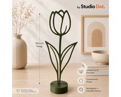 by Studio Dot. - Tulp Decoratie - Bloem Beeldje - Minimalistisch - 18,5 cm - Woonaccessoire - Interieuraccessoire - Cadeau - Bedankje - Inclusief Standaard - Donker Groen