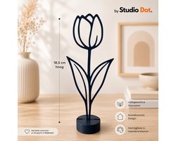 by Studio Dot. - Tulp Decoratie - Bloem Beeldje - Minimalistisch - 18,5 cm - Woonaccessoire - Interieuraccessoire - Cadeau - Bedankje - Inclusief Standaard - Donker Blauw