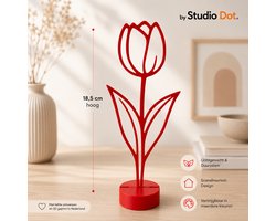by Studio Dot. - Tulp Decoratie - Bloem Beeldje - Minimalistisch - 18,5 cm - Woonaccessoire - Interieuraccessoire - Cadeau - Bedankje - Inclusief Standaard - Rood