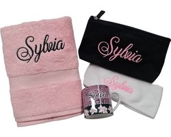 Cadeau set handdoek, mok, haarband en etui met naam cadeau voor kerst haar of hem, collega, verjaardag, Valentine, mama, oma, dochter, vriendin, zus, geborduurd of bedrukt met eigen naam goud waard sarah, 18 jaar weer wat anders dan rituals producten