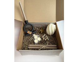 Cadeaubox wonen – Luxe cadeau voor nieuw huis - verjaardag - met dinerkaarsen & kandelaar – Interieur cadeau – Swirl kaars & waxinelichtjes