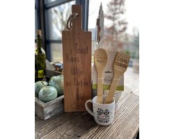 Cadeaupakket liefde - vriendschap / Serveerplankje met de tekst Toast, kaas, wijn en liefde / Vrolijke bamboeset met de tekst Love at first bite / Mok met de tekst Als ik jou zie maakt mijn hart een sprongetje van geluk