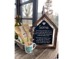 Cadeaupakket liefde - vriendschap / Tekstbord Huisje met de tekst Soms / Vrolijke bamboeset met de tekst The secret ingredient is always love & happiness / Mok met de tekst Ik hou zielsveel van jou