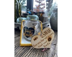 Cadeaupakket;  Water- wijn glas Hartje Ik vind jou stiekem ..../ Houten hanger hartje Smak... / liefde / Valentijnsdag / vriendschap / vaderdag / moederdag / verjaardag / cadeau