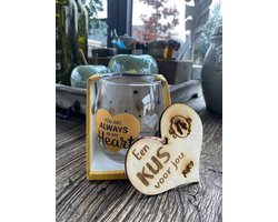 Cadeaupakket;  Water- wijn glas Hartje You are always.. / Houten hanger hartje Een kus.. / liefde / Valentijnsdag / vriendschap / vaderdag / moederdag / verjaardag / cadeau