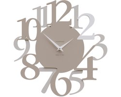 CalleaDesign - Moderne design Russell wandklok met grote cijfers, grote wandklok, niet-tikkende klok, nauwkeurig en stil 42x42 cm [Caffelatte, wit, linnen]