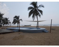 CamoBob driehoek schaduwdoek 550x550 ivoor, kwaliteit 320gr pm.